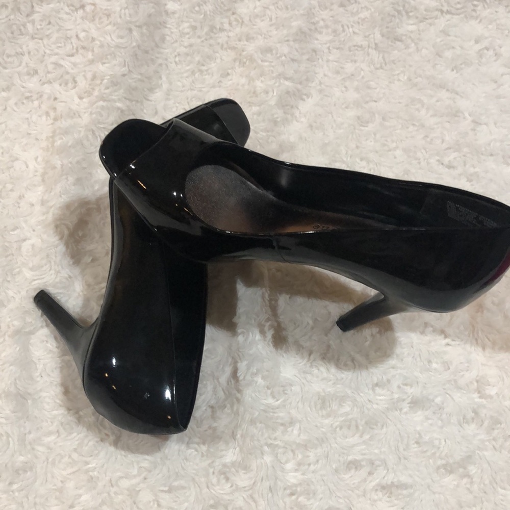 NEW Black patent leather (man made). Never worn.